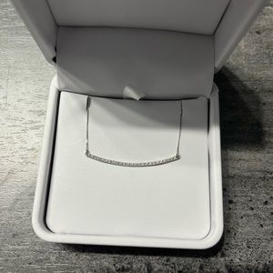 10 K stamp italy white gold bar with diamonds